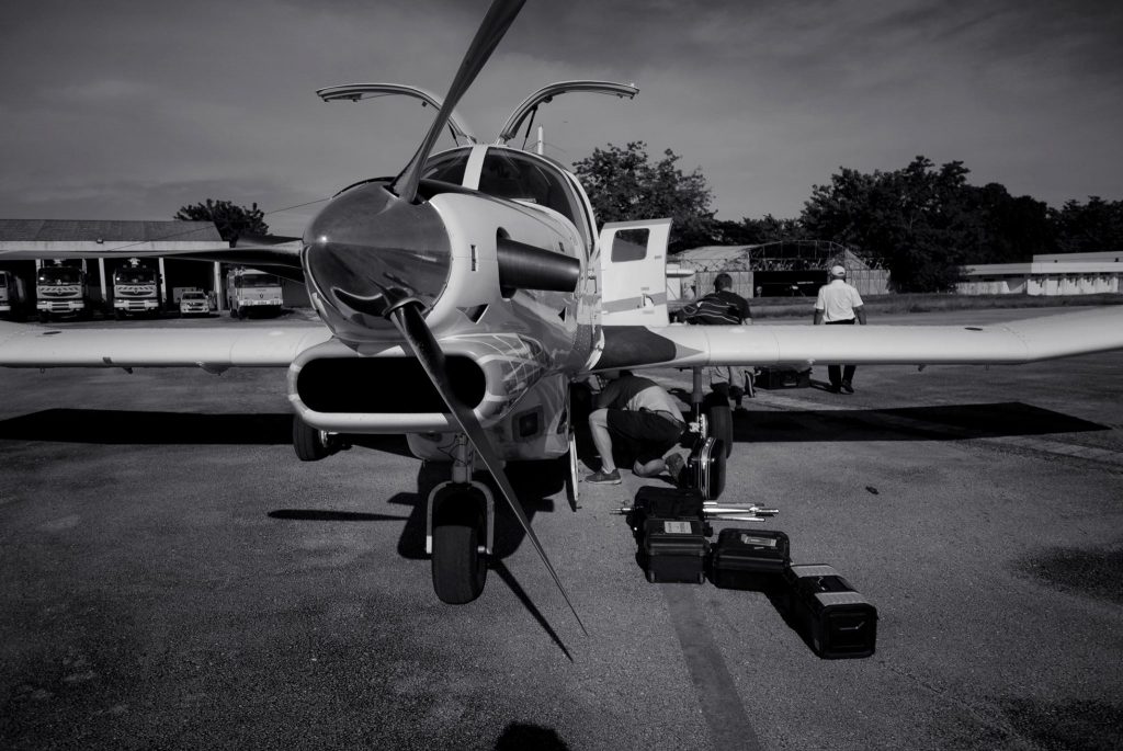 carga de material audiovisual en un avión privado en Kenia