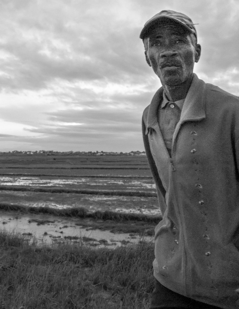 un hombre al borde de un campo en blanco y negro Madagascar