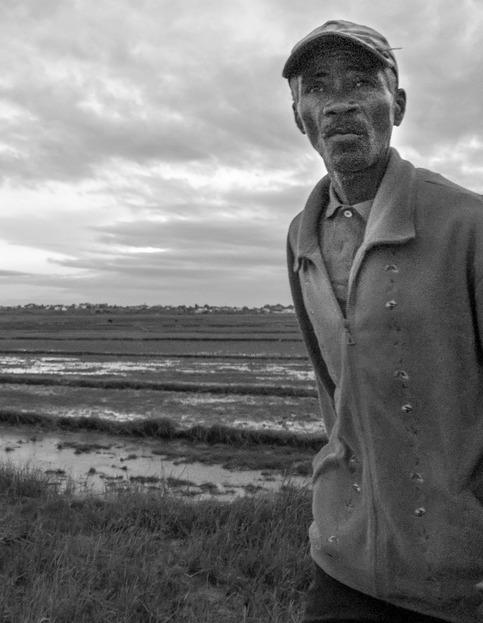 un homme au bord d'un champ à Madagascar noir et blanc
