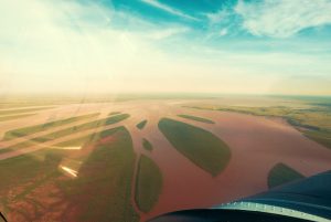 vue aerienne depuis l'avion au dessus de la baie à madagascar