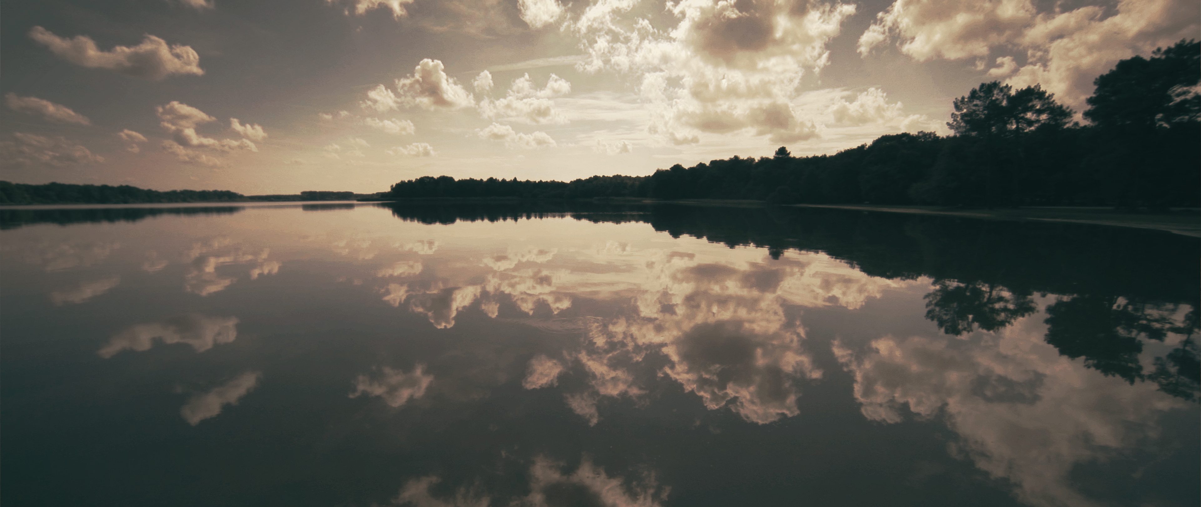 fleuve plat et reflection au drone