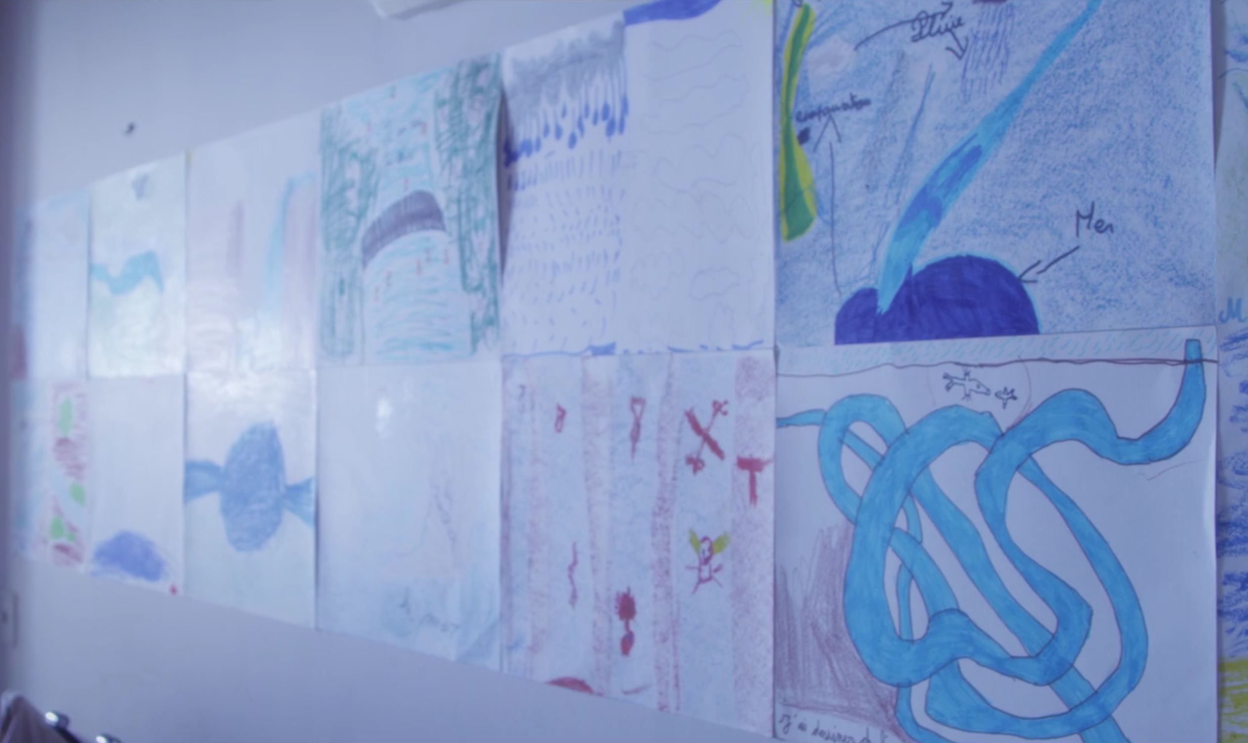 dessins d'enfant dans film d'école