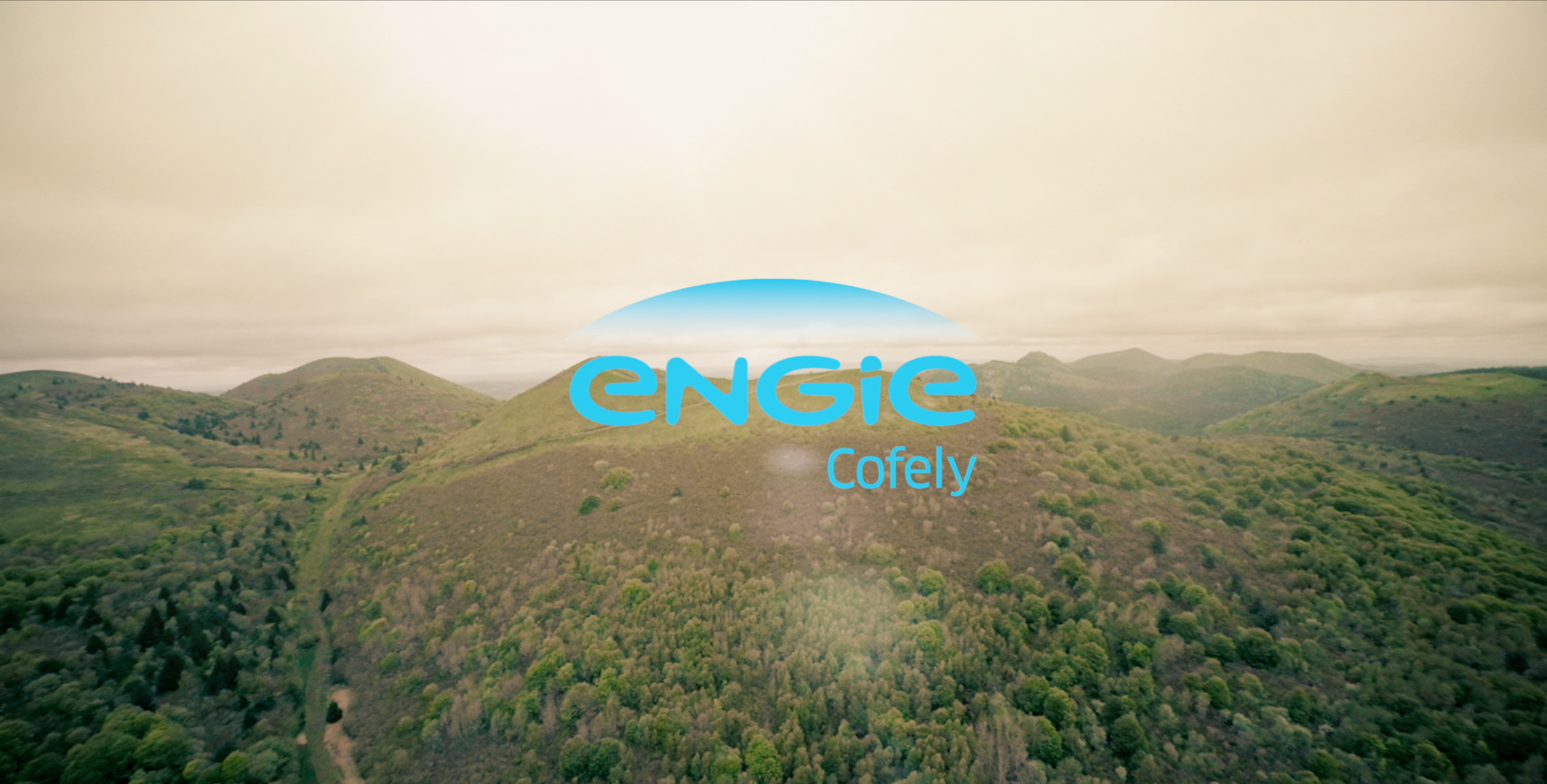 logo engie sur plan video au drone sur volcan