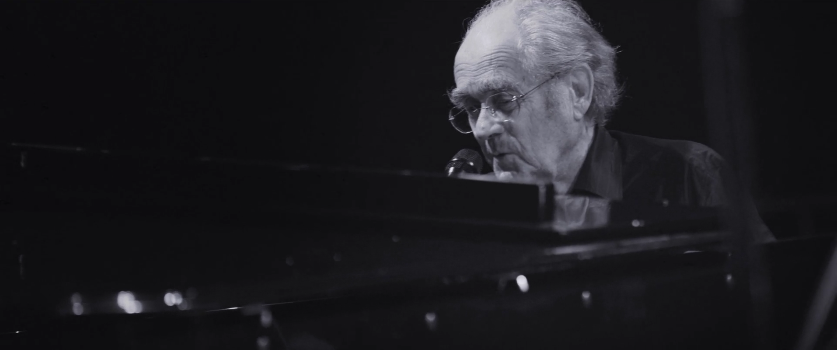 video de concert de michel legrand au piano