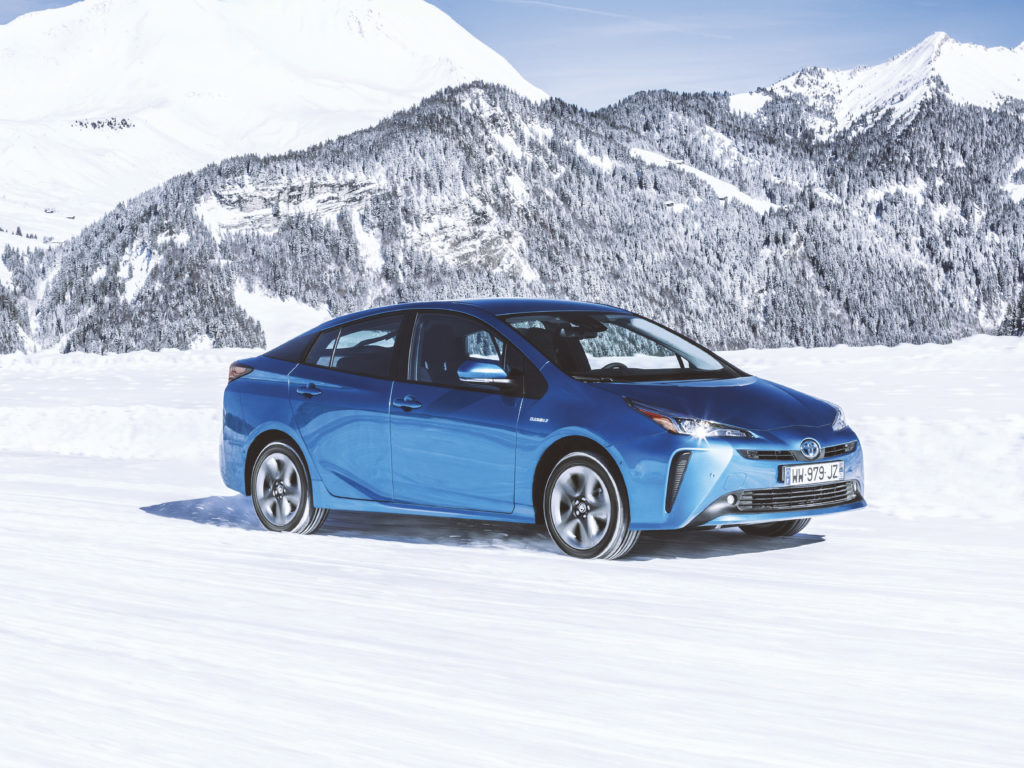 toyota prius sur une route enneigée dans les alpes