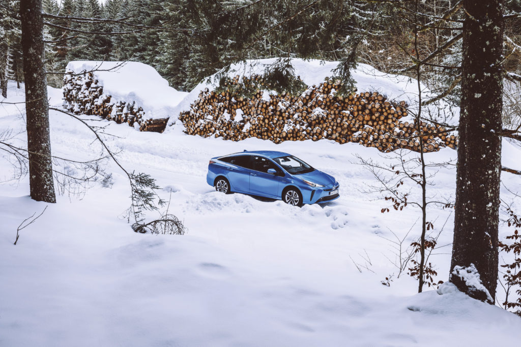 voiture toyota prius sur route de neigne dans les alpes