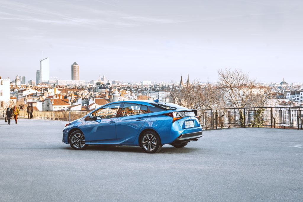 panorama de ville de lyon avec voiture toyota prius photo de presse